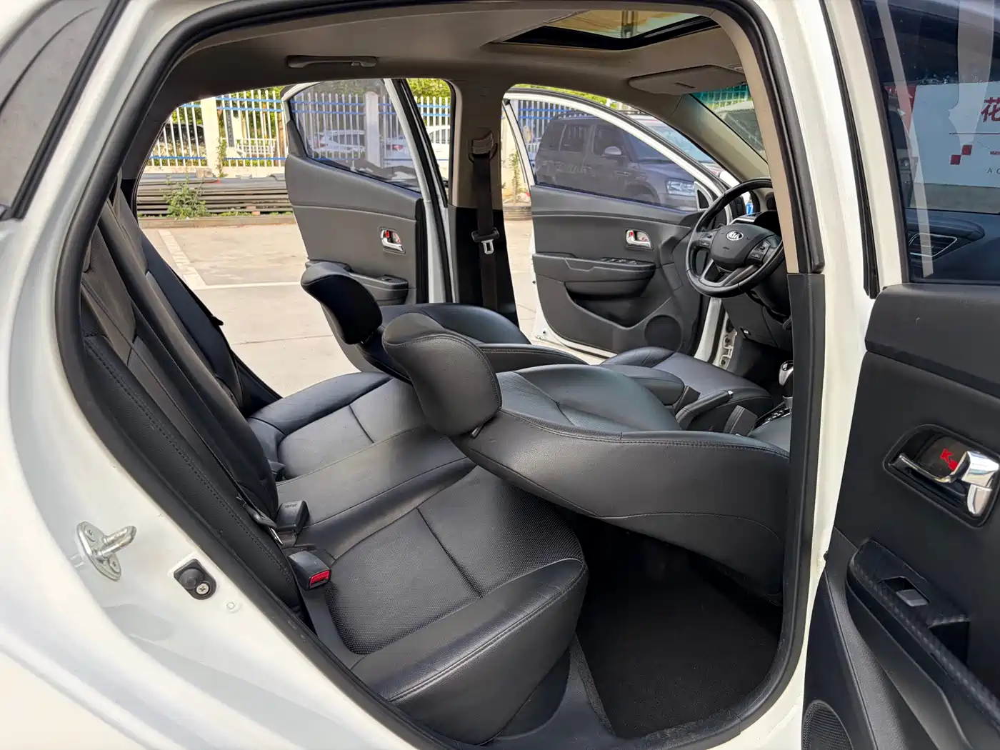 Kia K2 2012 Sedan 1.6L AT Premium Commemorative Edition фото 7