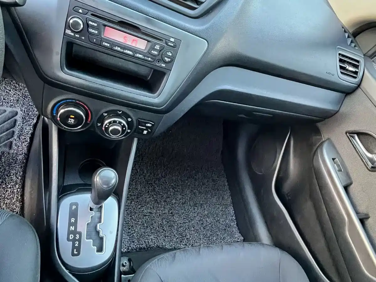 Kia K2 2012 Sedan 1.4L AT GLS Commemorative Edition фото 4