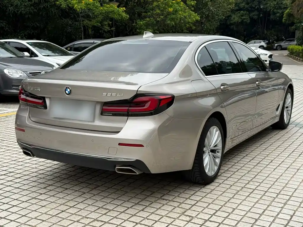 Photo 21 - BMW 5 Series
