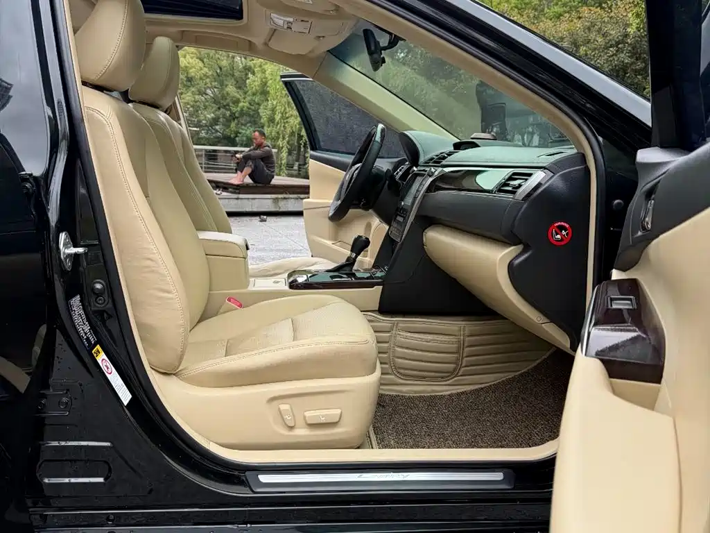 Toyota Camry 2016 Hybrid 2.5HG 10th Anniversary Luxury Navigation Edition фото 11