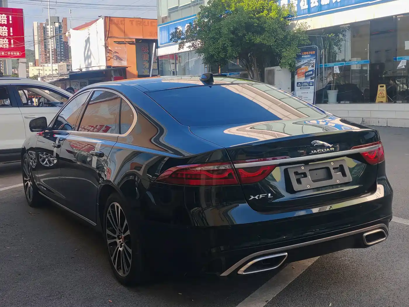 Photo 12 - Jaguar XFL