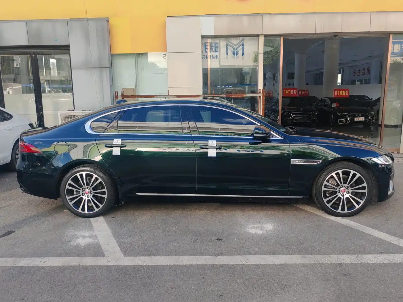 Photo 8 - Jaguar XFL