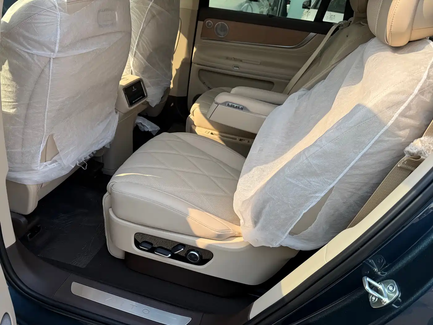 AITO Wenjie AITO M9 2025 Extended Range Ultra 52kWh 6-Seater фото 8