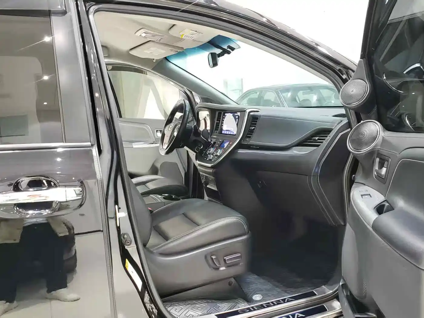 Toyota Sienna 2015 3.5L 2WD LE фото 6