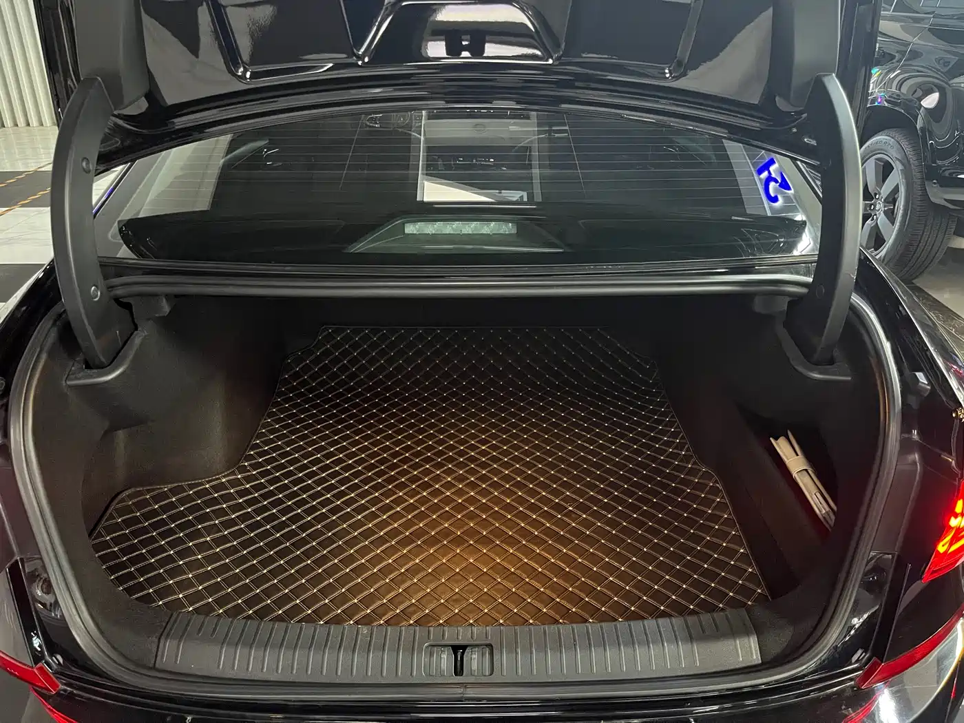 Volkswagen Passat 2022 330TSI Elite Edition фото 16