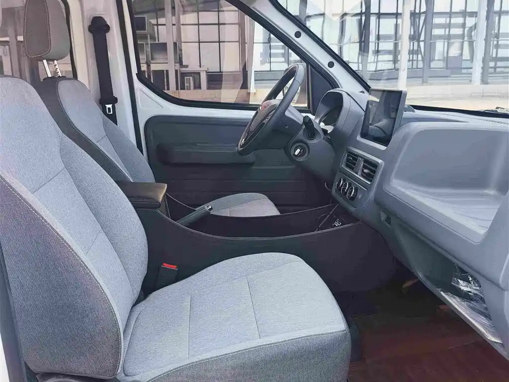 Wuling Motors Wuling Yangguang 2025 2024 300km Comfort Passenger Version 60kW