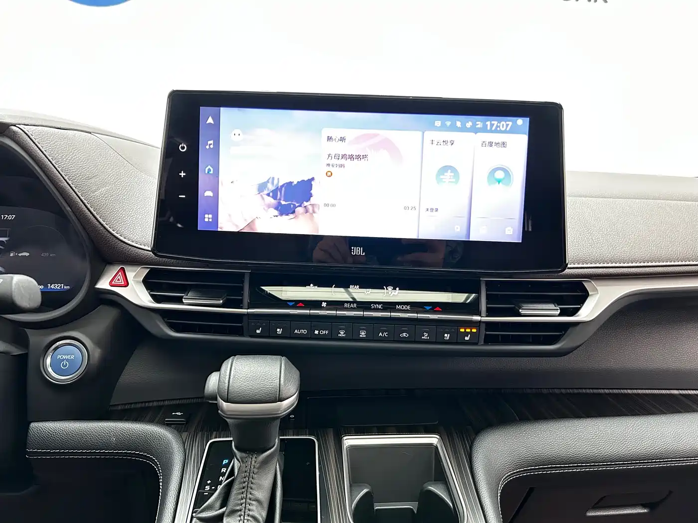Toyota Sienna 2024 2.5L Hybrid Platinum Edition фото 12