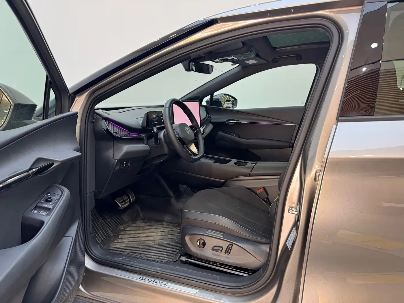 VOLKSWAGEN WITH THE CROWD 06