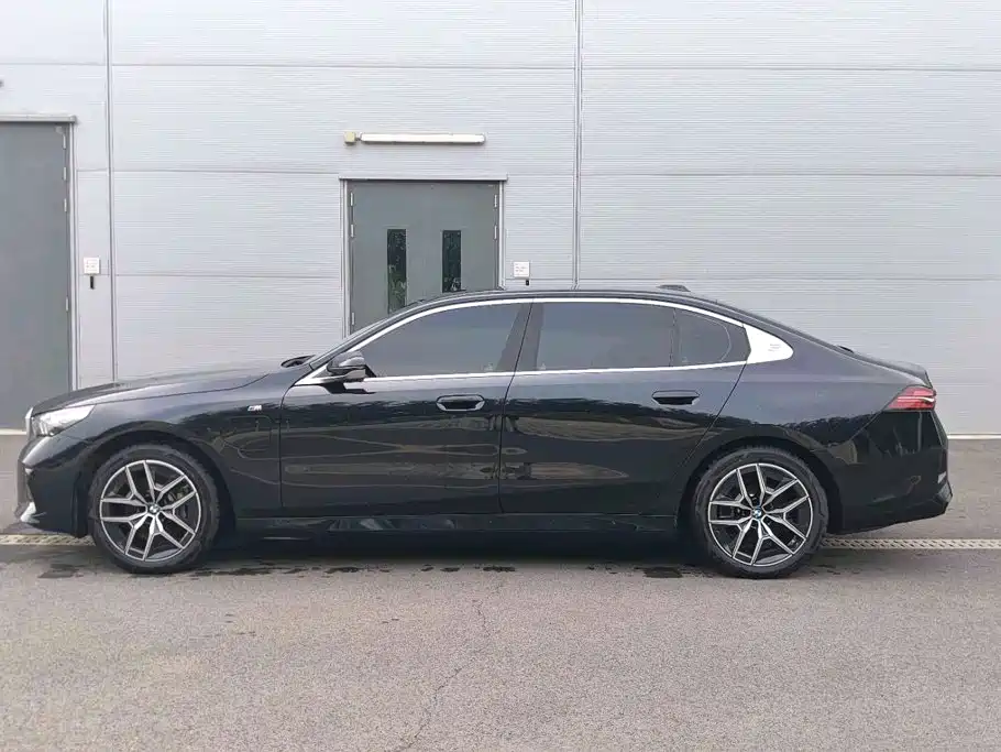 2025 BMW i5