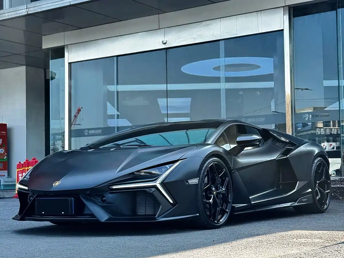 Фото 2 - Lamborghini Revuelto