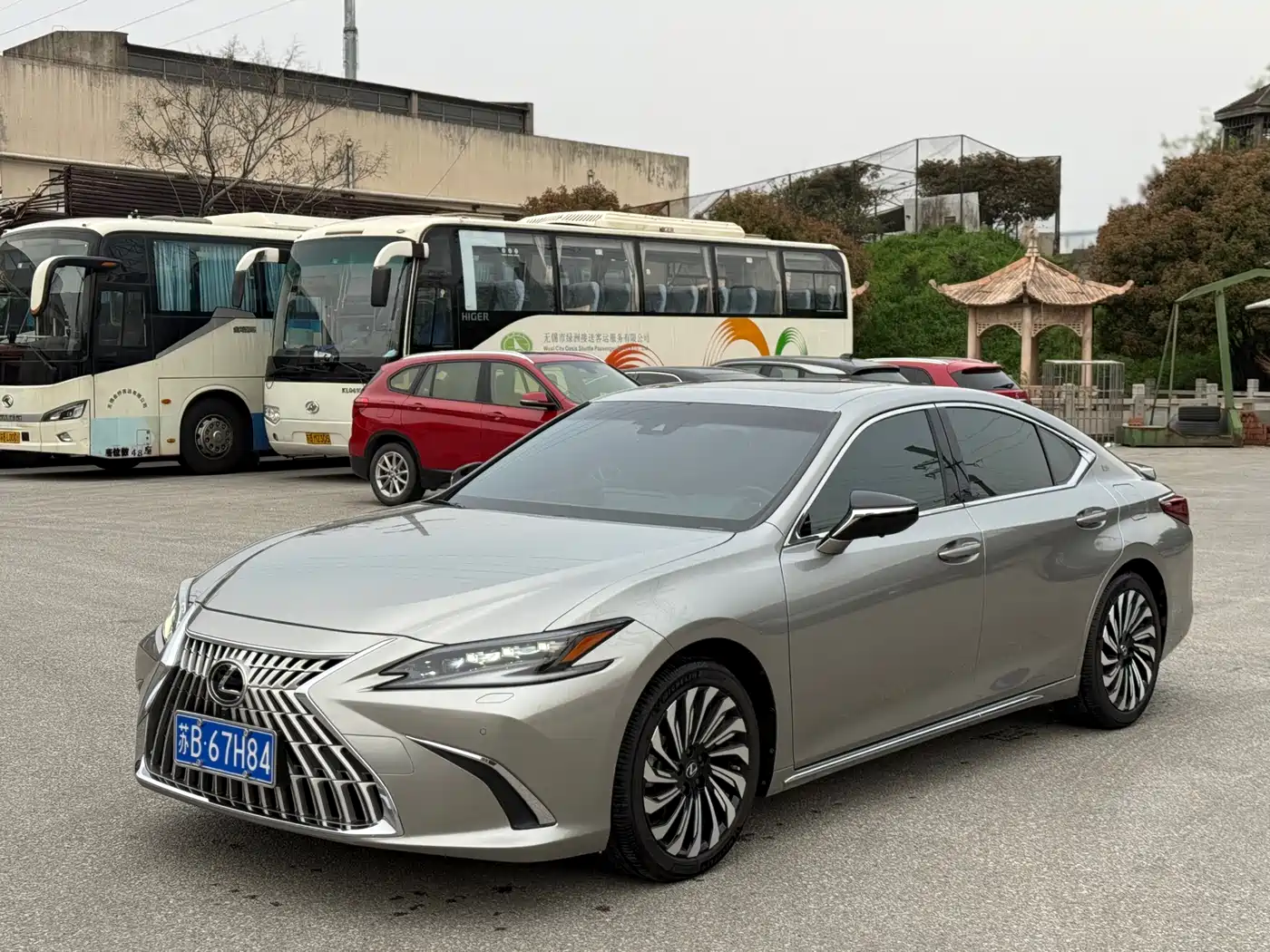 Lexus ES 2022 300h Silver Limited Edition