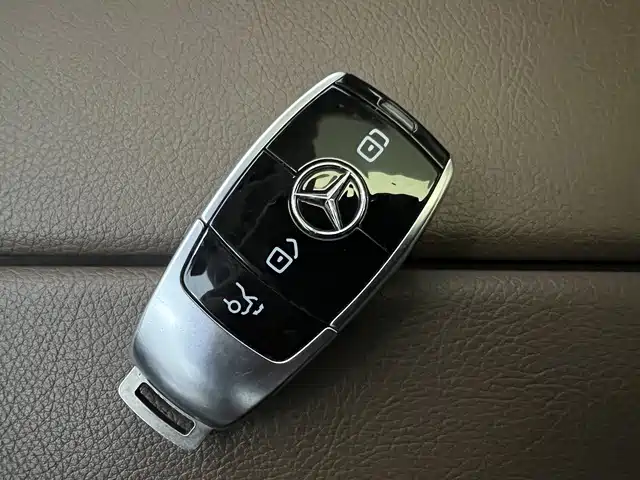 Фото 13 - Mercedes-Benz E-Class
