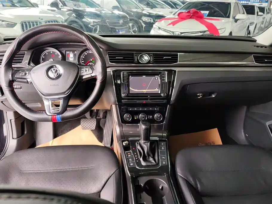 Volkswagen Passat 2017 330TSI DSG Luxury фото 12