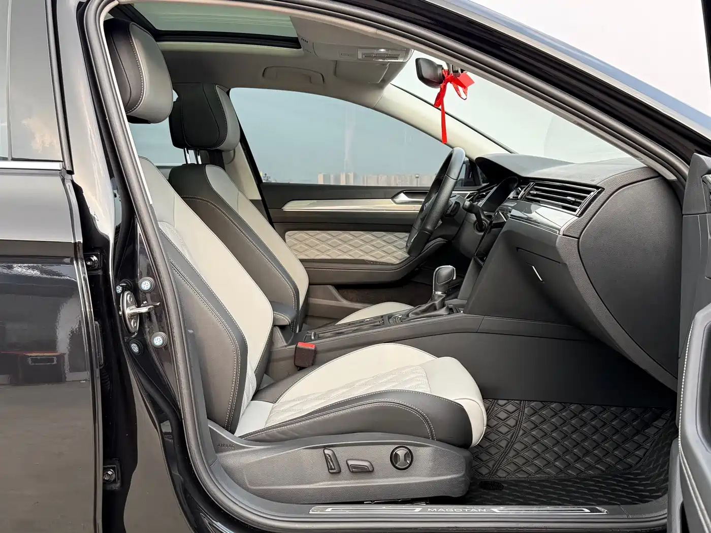 Volkswagen Magotan 2023 Model 2 Million Commemorative Edition 330TSI DSG Luxury фото 5