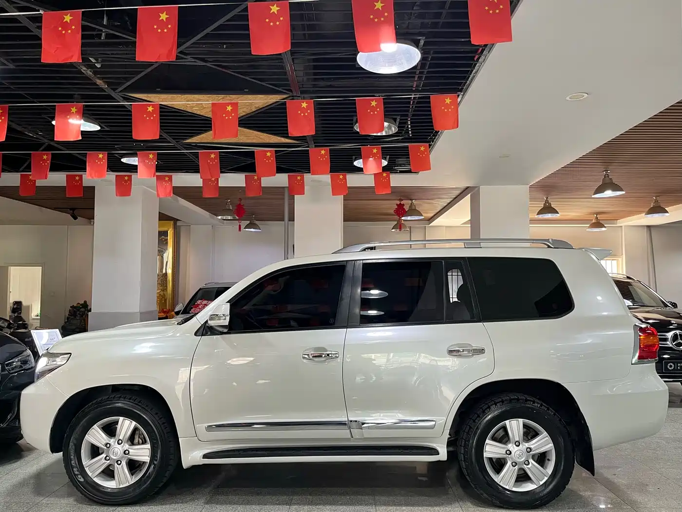 Toyota Land Cruiser (Import) 2015 4.0L V6 Middle East Low Configuration Edition фото 17