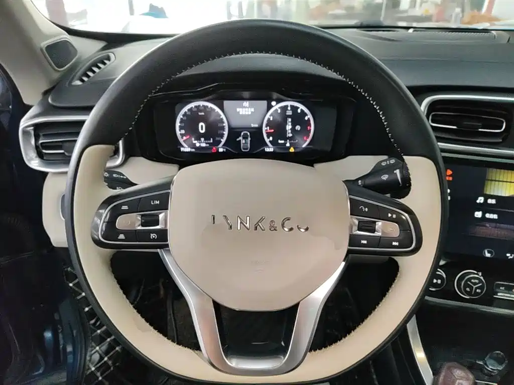 Lynk & Co 01 2017 2.0T 2WD Pro Shine Edition фото 11