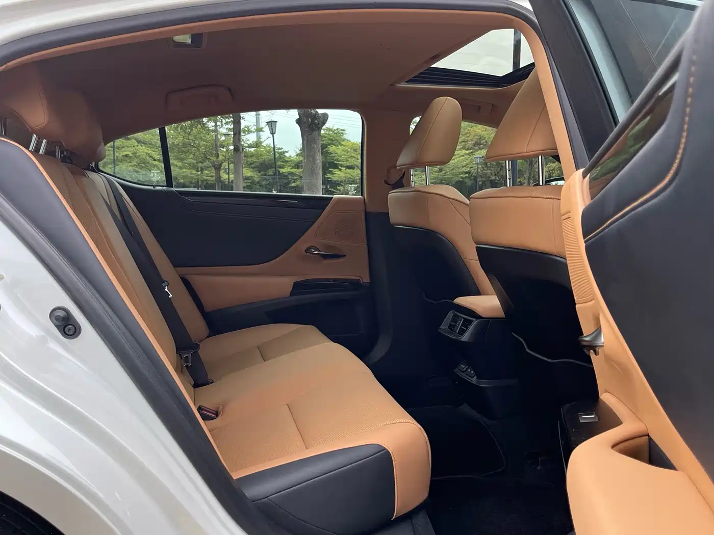 Lexus ES 2023 200 Excellence Edition фото 14