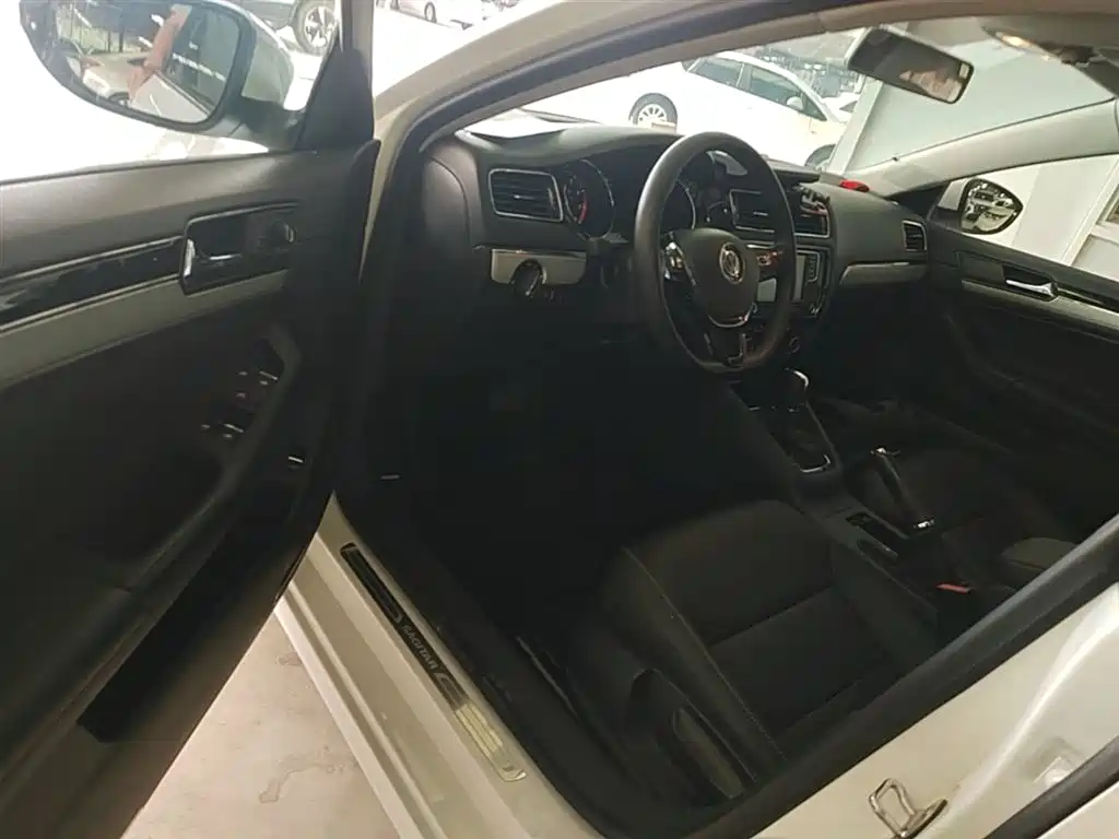 Volkswagen Sagitar 2017 1.6L Automatic Comfort фото 16