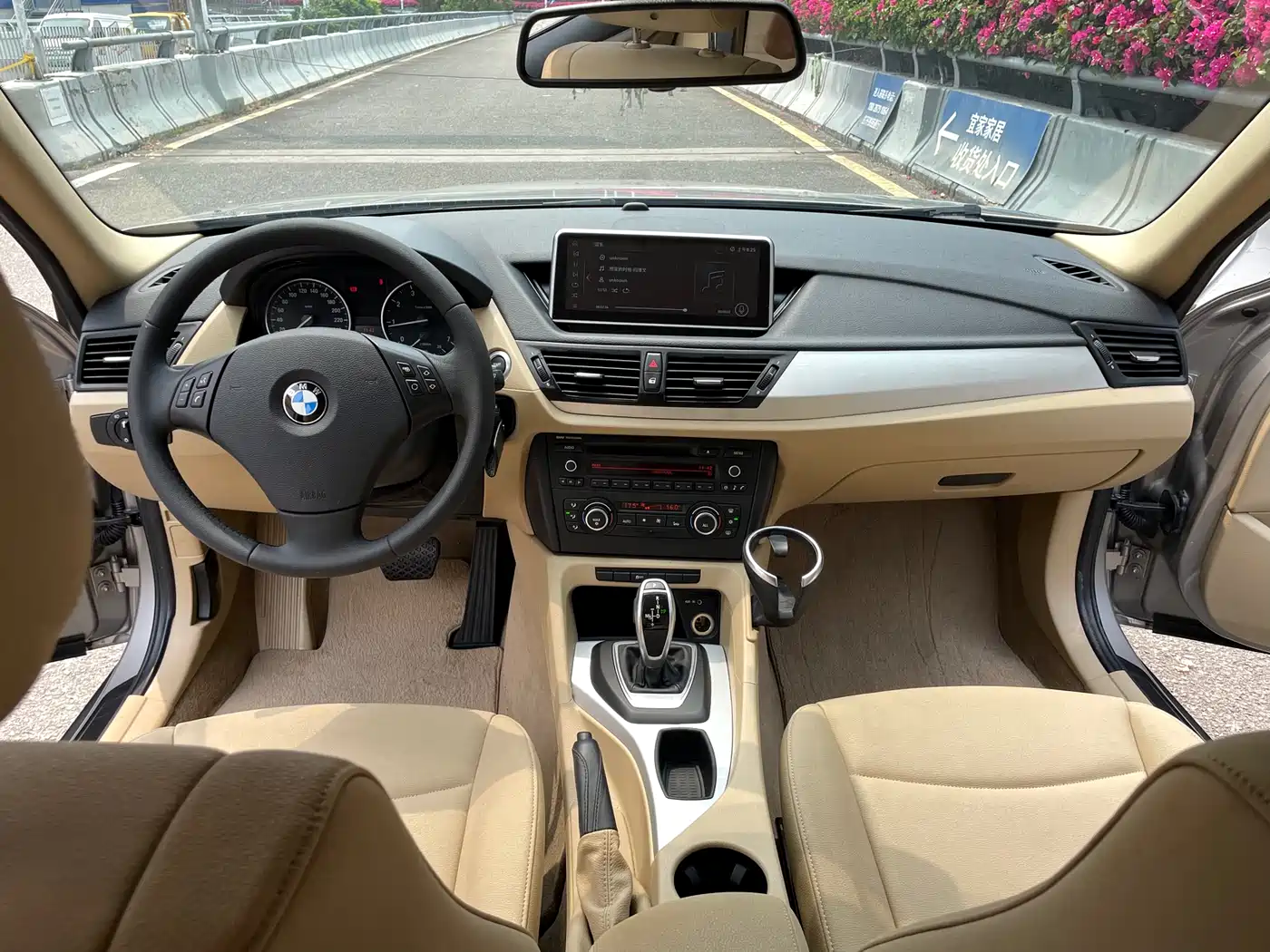 BMW X1 2012 sDrive20i Leading Model фото 6