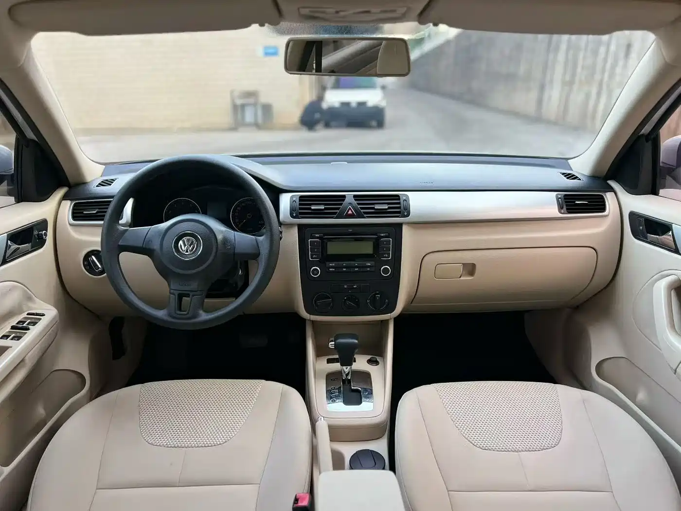 Volkswagen Bora 2011 1.6L Automatic Fashion фото 6