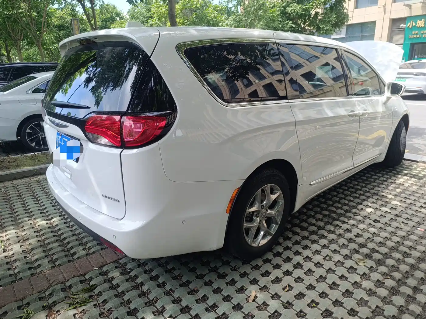 Chrysler Grand Voyager (Import) 2018 2017 3.6L Premium Edition