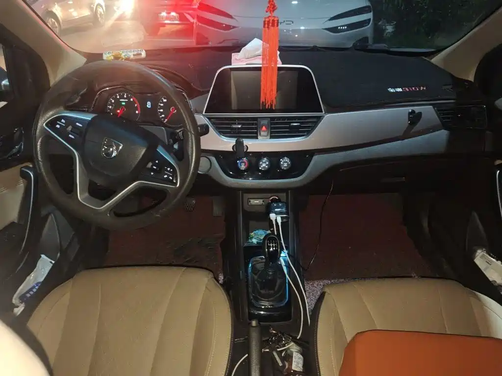 Baojun 310W 2019 2017 1.5L Manual Fashion China VI