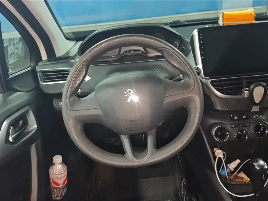 Peugeot 2008 2014 1.6L Automatic Trend Edition фото 15