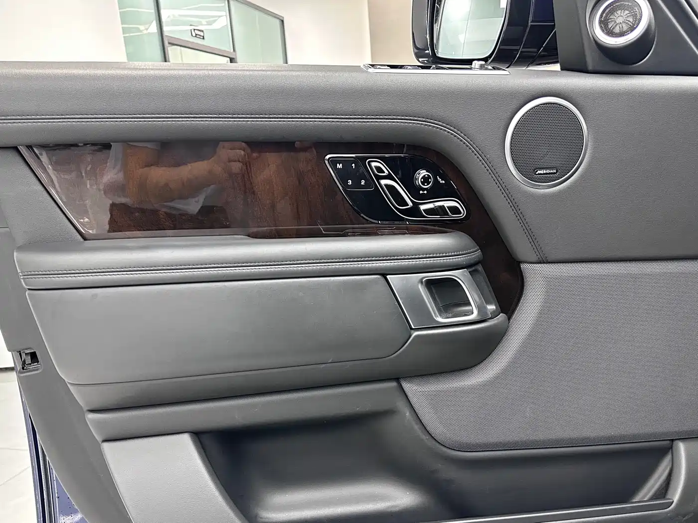 Land Rover Range Rover 2020 3.0 L6 Heritage Extended Edition фото 10