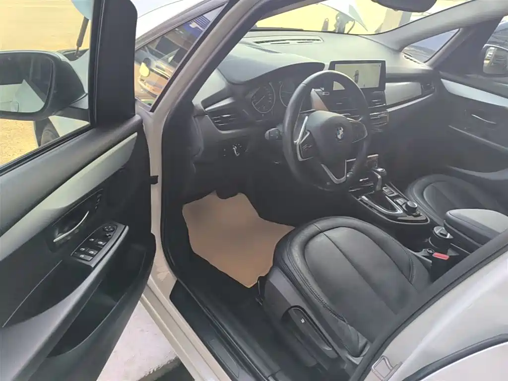 BMW 2 Series Touring 2016 218i Leading фото 16