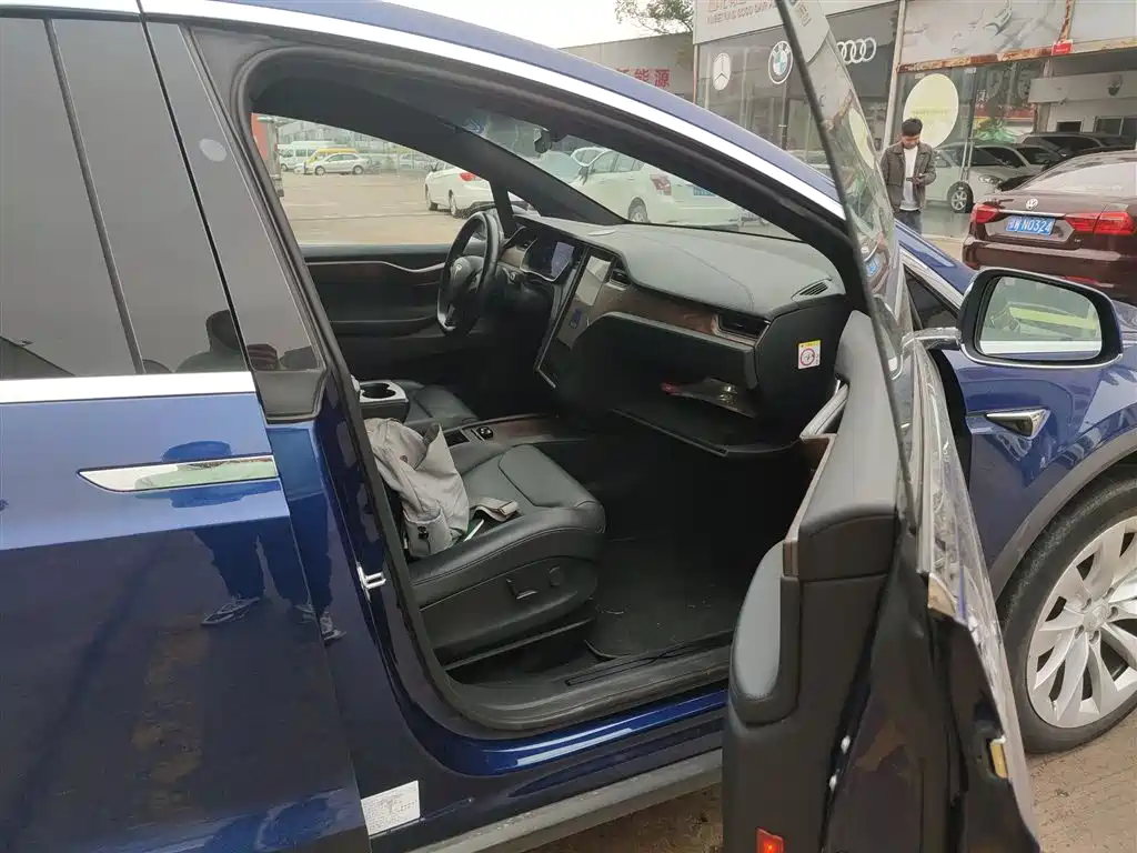 TESLA MODEL X