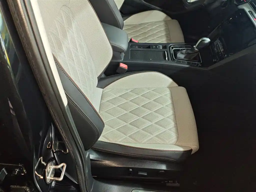 Volkswagen Magotan 2023 Model 2 Million Commemorative Edition 330TSI DSG Luxury фото 20