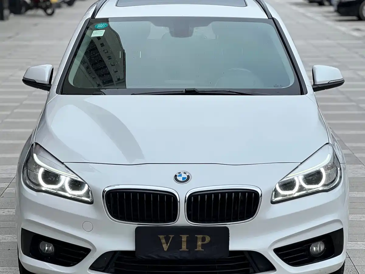 BMW 2 Series Touring 2016 218i Sport Design Package фото 4