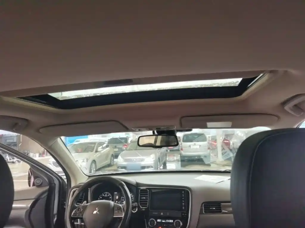 MITSUBISHI OUTLANDER