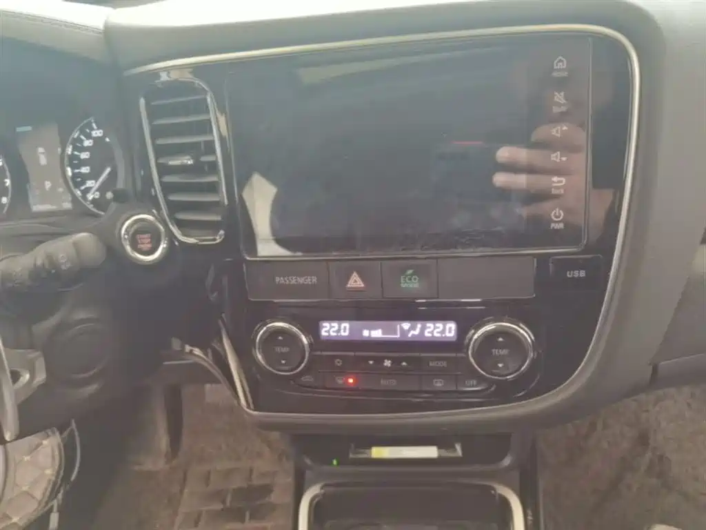 MITSUBISHI OUTLANDER