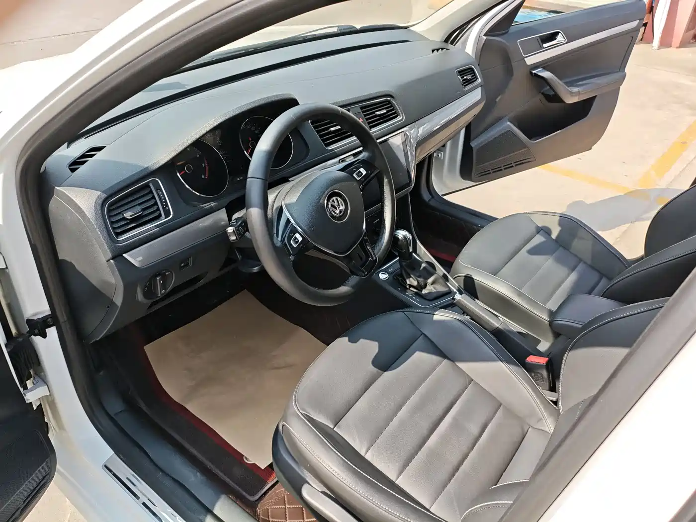 Volkswagen Lavida 2017 1.6L Automatic Comfort Edition фото 8