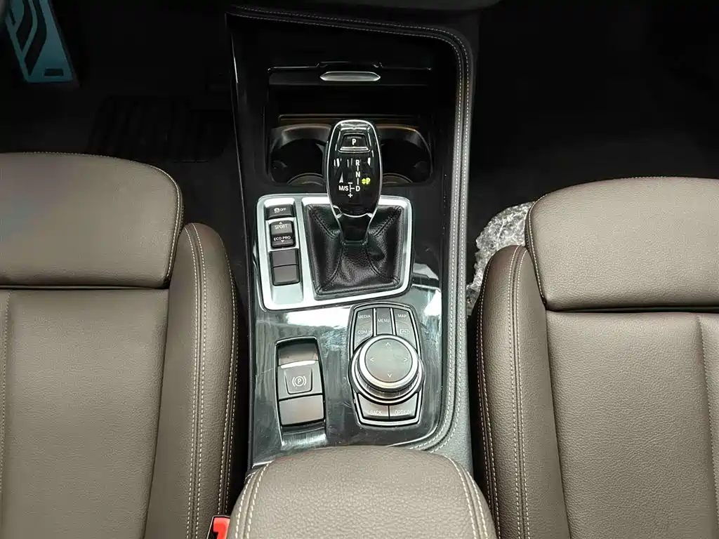 BMW 1 Series 2023 120i M Sport Shadow Edition фото 6