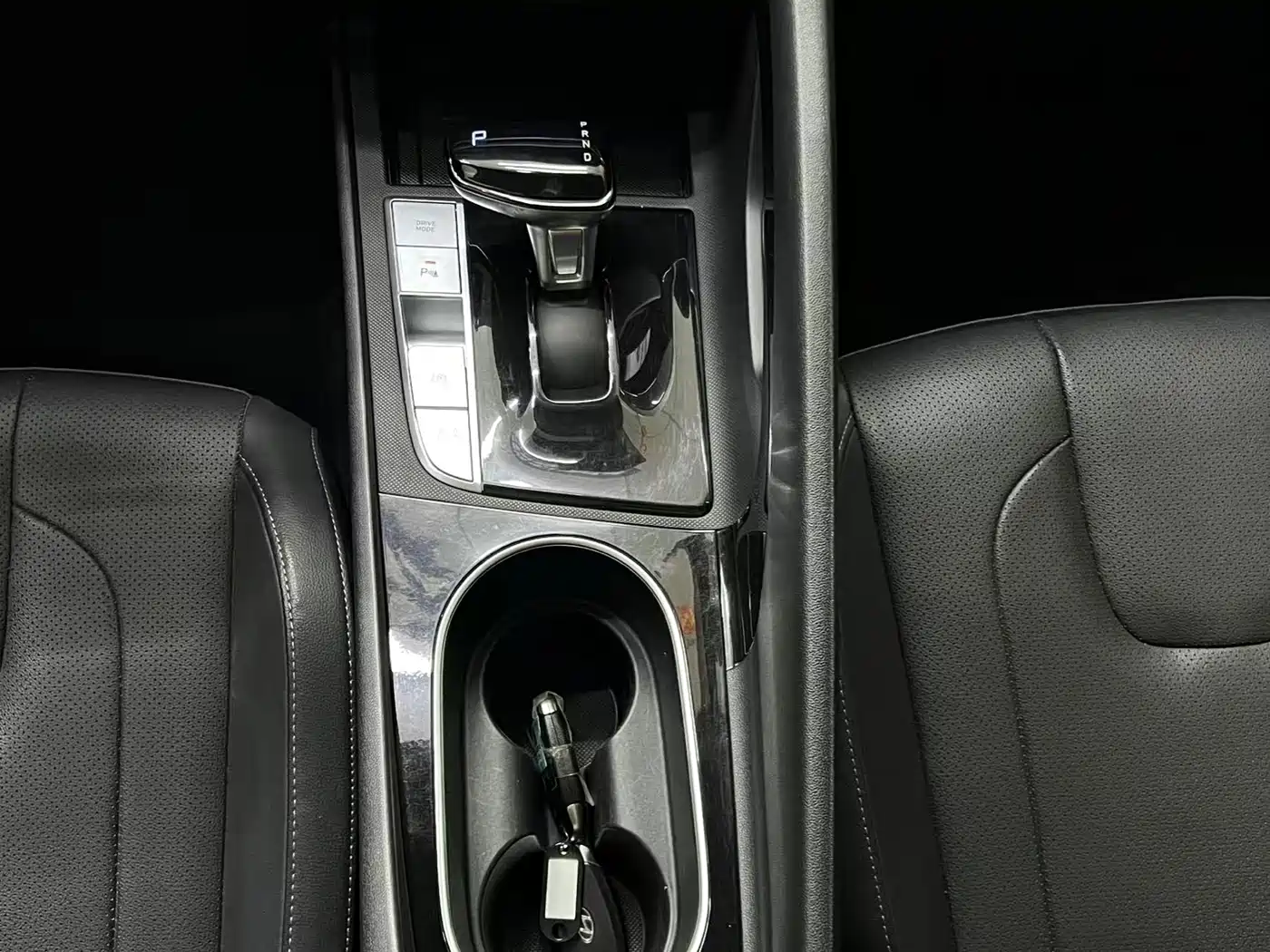 Hyundai Elantra 2022 1.5L CVT LUX Premium Edition фото 12