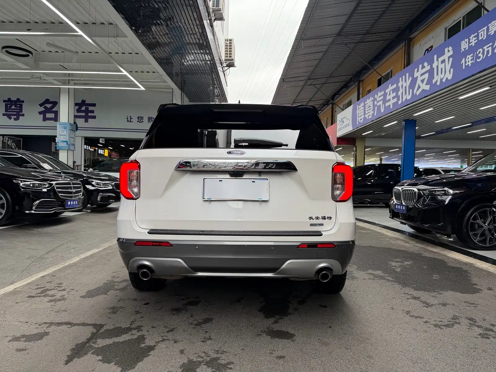 Photo 24 - Ford Explorer