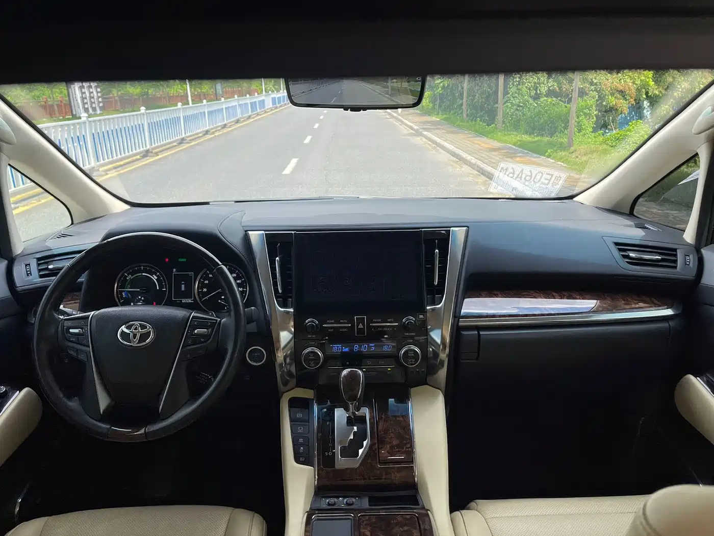 Toyota Alphard 2021 Hybrid 2.5L Luxury фото 16