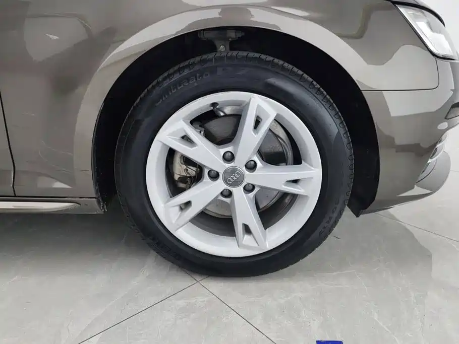 Фото 6 - Audi A4L