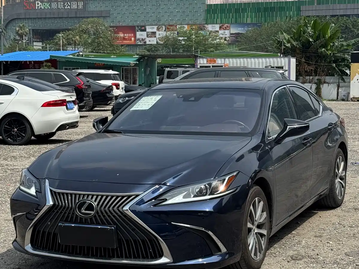 Lexus ES 2018 300h Excellence Edition China V