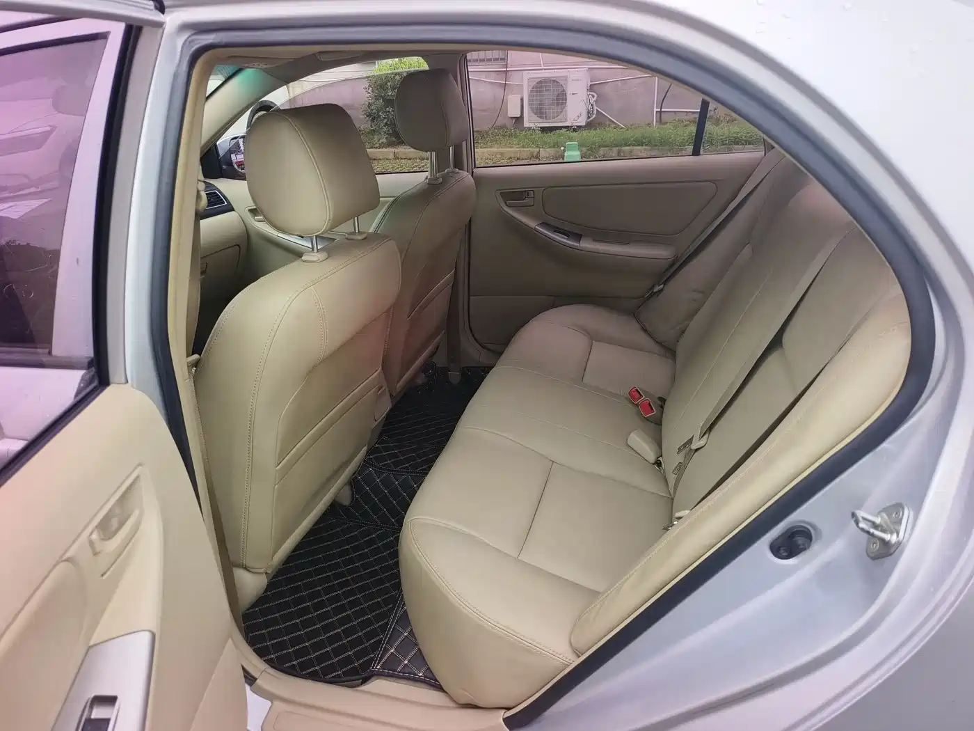 Toyota Corolla 2013 1.6L Automatic Luxury фото 8