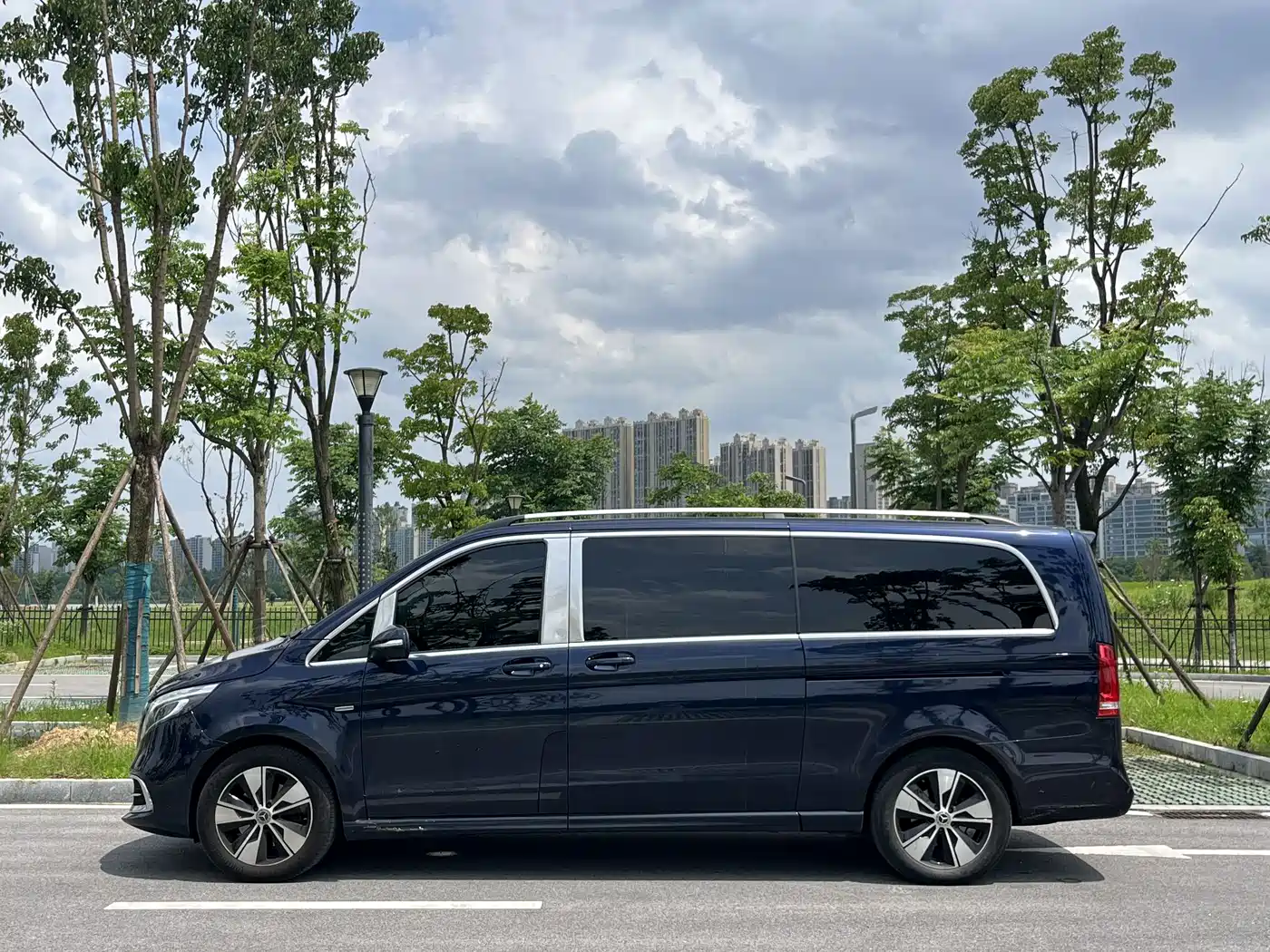 Mercedes-Benz V-Class 2021 V 260 L Long Wheelbase Premium Edition фото 3