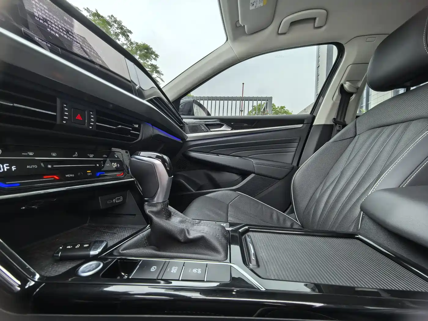 Volkswagen Passat 2023 330TSI Starlight Premium Edition фото 12