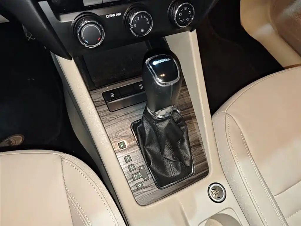 Škoda Octavia 2017 1.6L Automatic Smart Edition фото 14