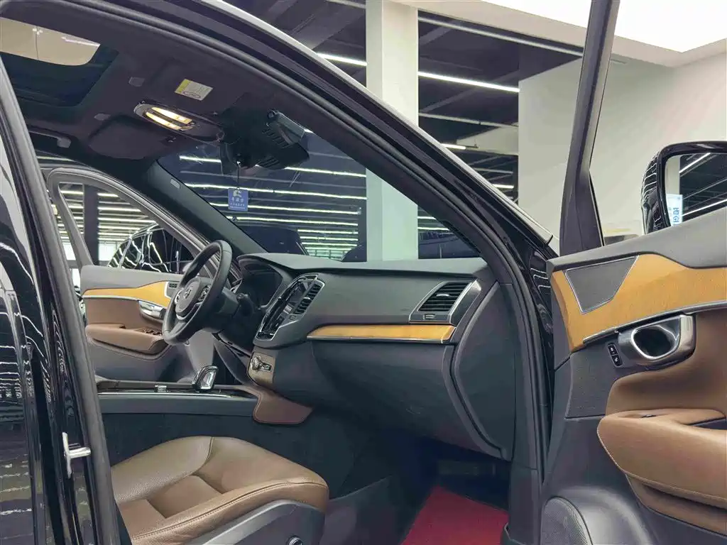 Photo 10 - Volvo XC90