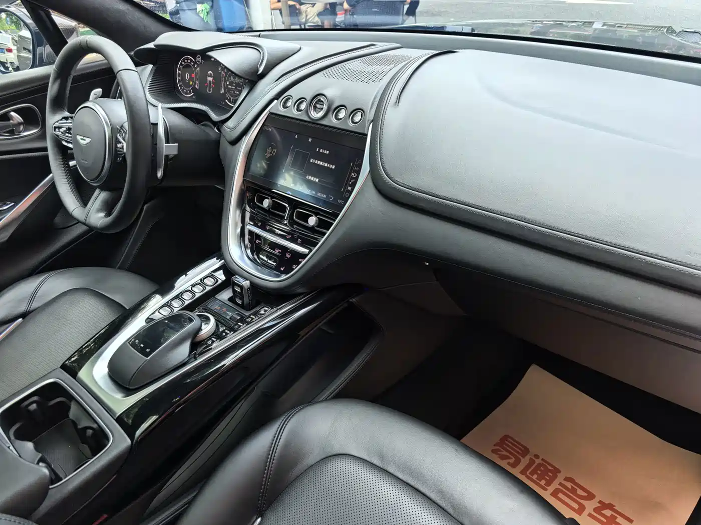 Photo 16 - Aston Martin DBX