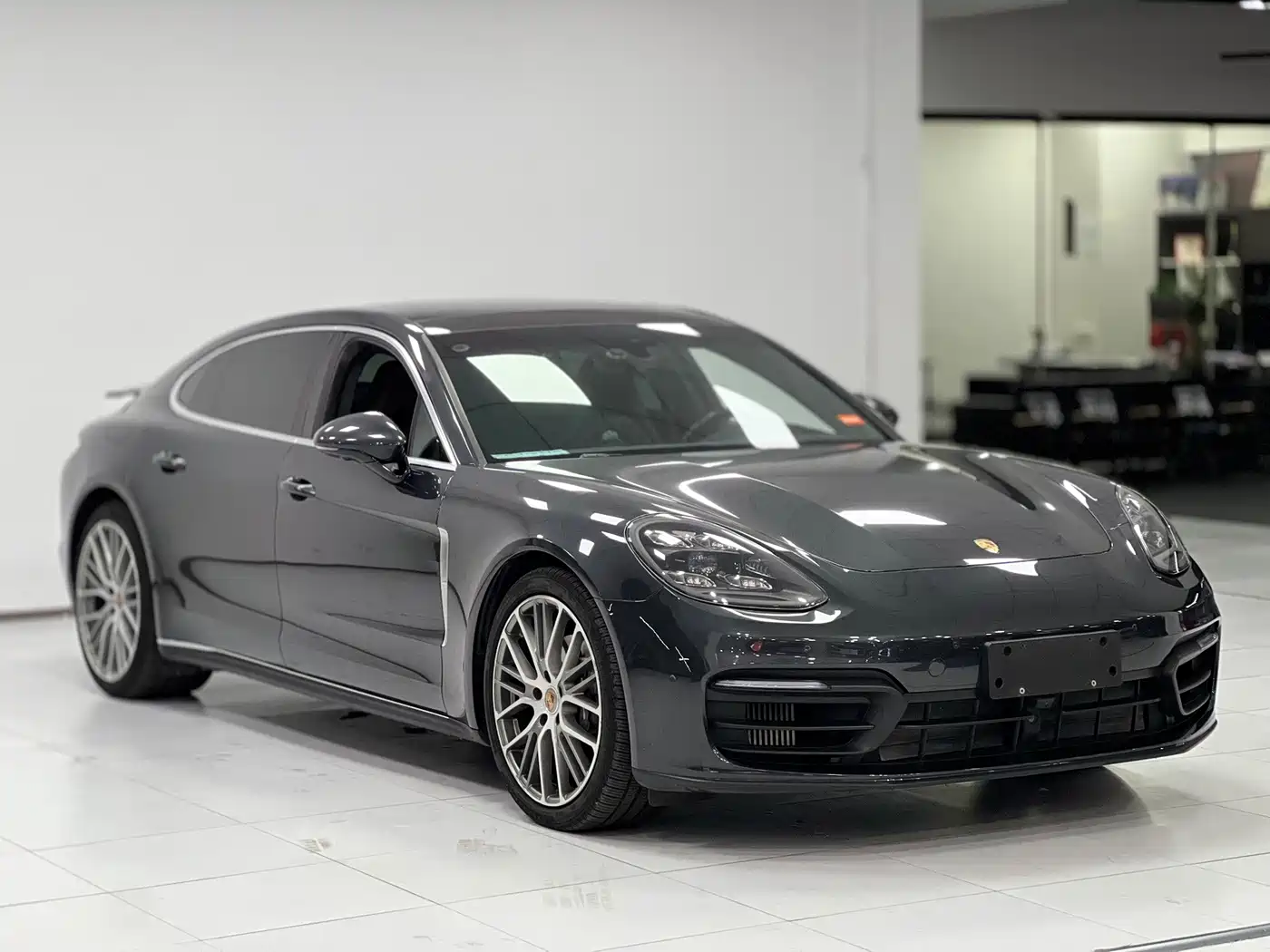 Photo 3 - Porsche Panamera