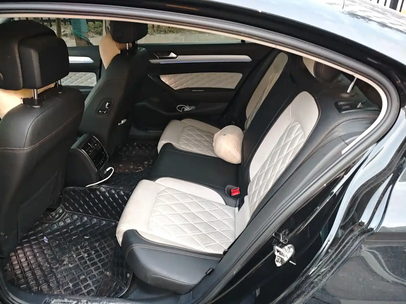 Volkswagen Magotan 2023 Model 2 Million Commemorative Edition 330TSI DSG Luxury фото 9