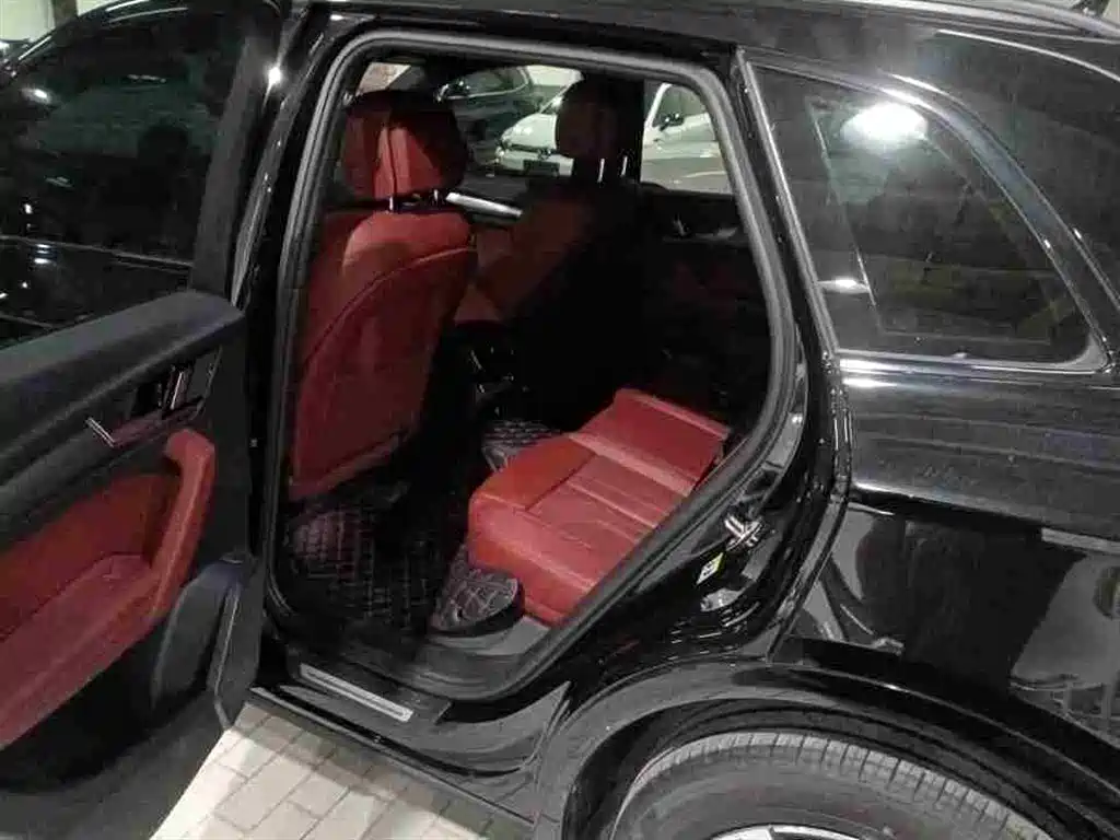 Audi Q5L 2025 45th Anniversary Edition 40 TFSI Luxury Sport фото 8